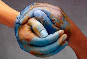 Deux mains entrelacées avec une texture de carte du monde symbolisant l'unité et la solidarité mondiale