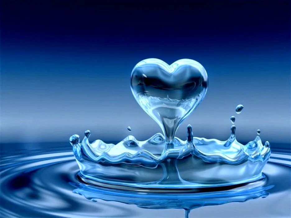 Goutte d'eau en forme de cœur éclaboussant une surface d'eau bleue calme