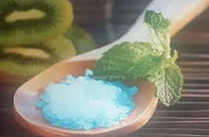 Cuillère en bois avec du sel bleu et feuilles de menthe
