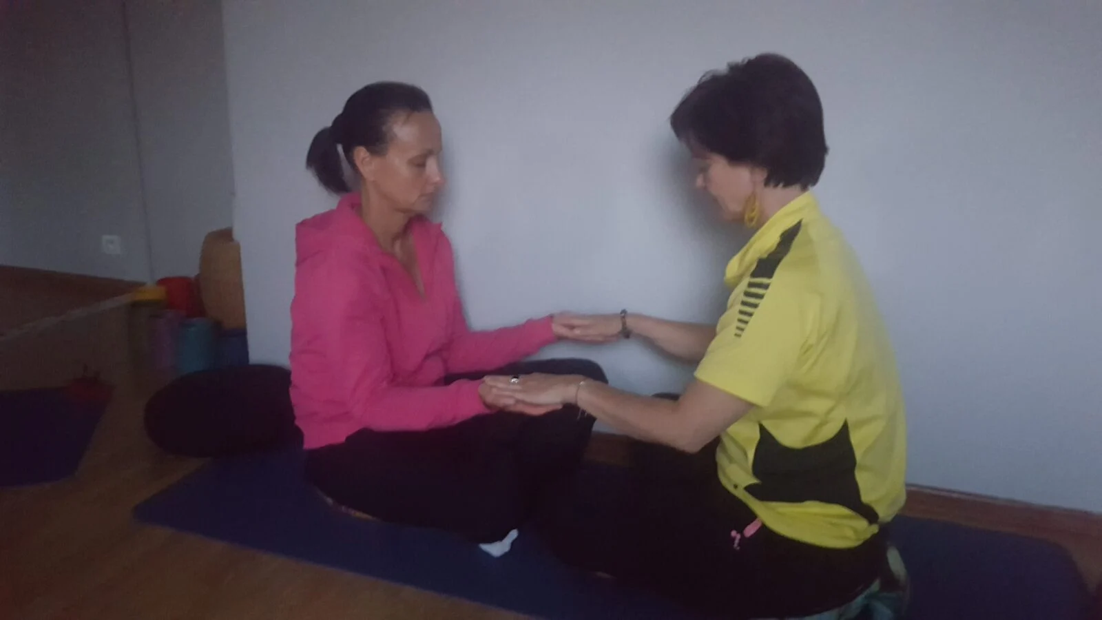 Deux femmes méditant ensemble en pratiquant la pleine conscience dans une pièce calme.