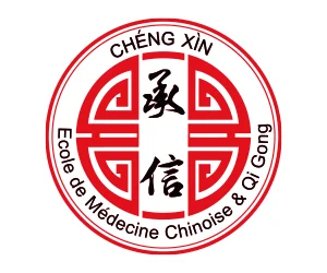Logo de l'École de Médecine Chinoise et Qi Gong Chéng Xìn, motifs rouges et caractères chinois.