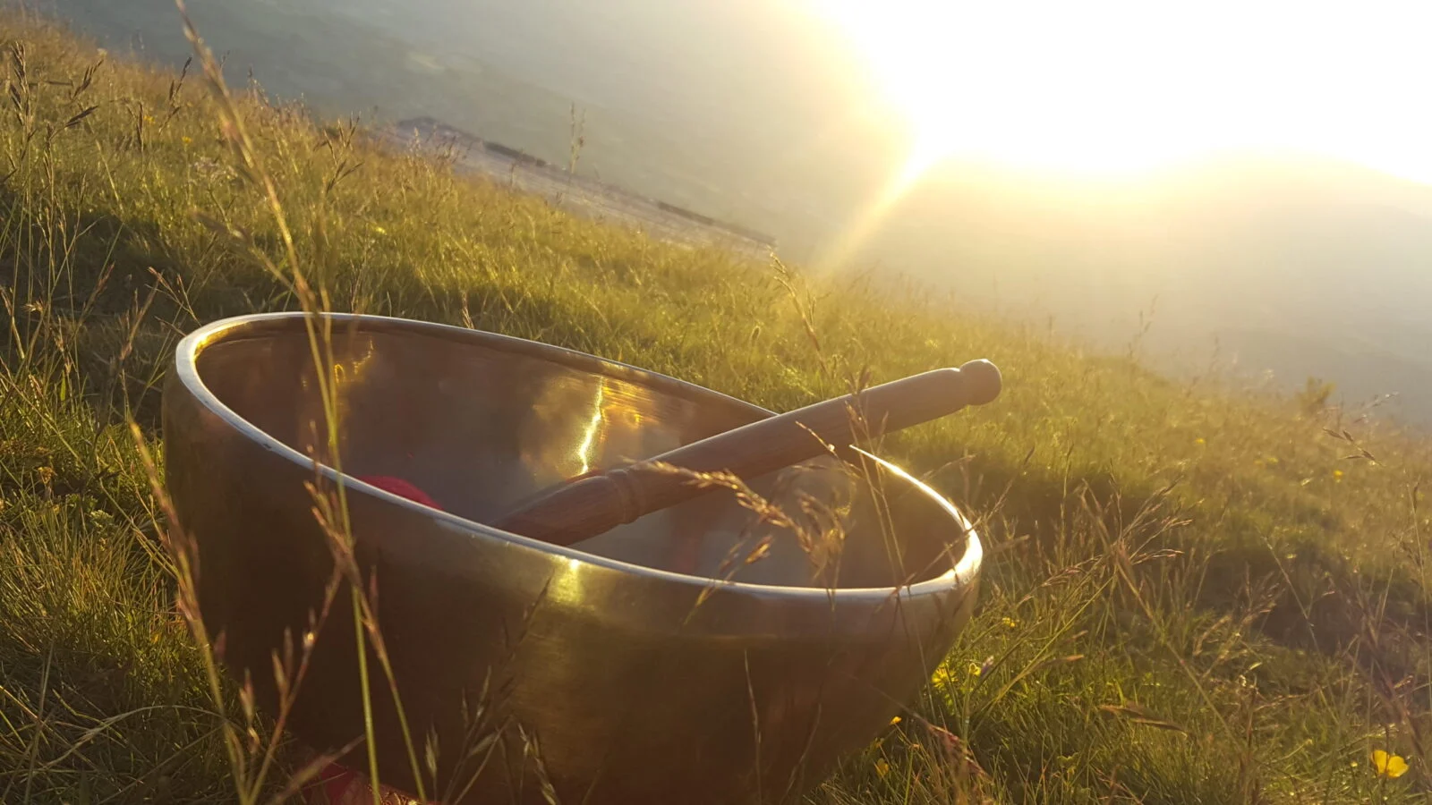 Bol tibétain en plein air au coucher du soleil dans un champ tranquille.