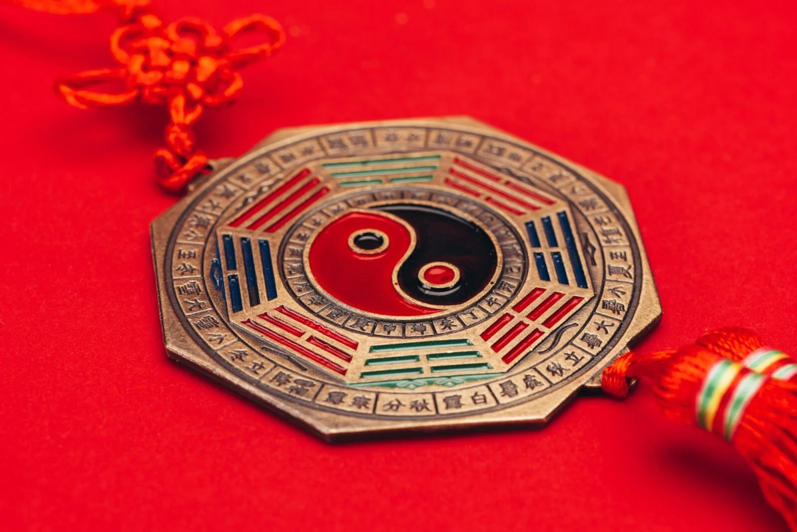 Symbole yin-yang chinois sur un pendentif octogonal rouge