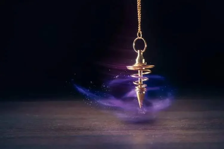 Pendule doré suspendu avec effet de lumière violet mystique