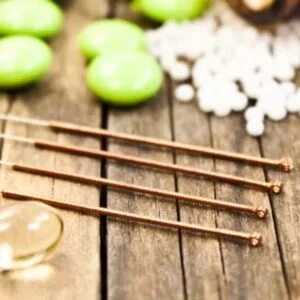 Aiguilles d'acupuncture sur table en bois pour une pratique ancéstrale