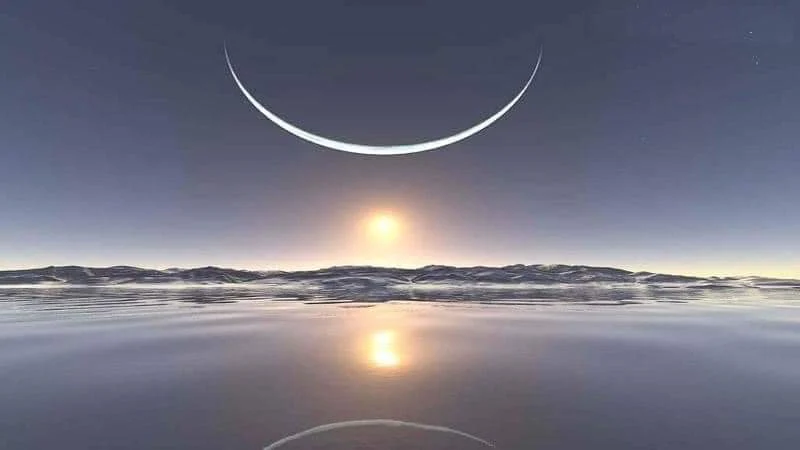 Coucher de soleil avec croissant de lune au-dessus d'un lac calme