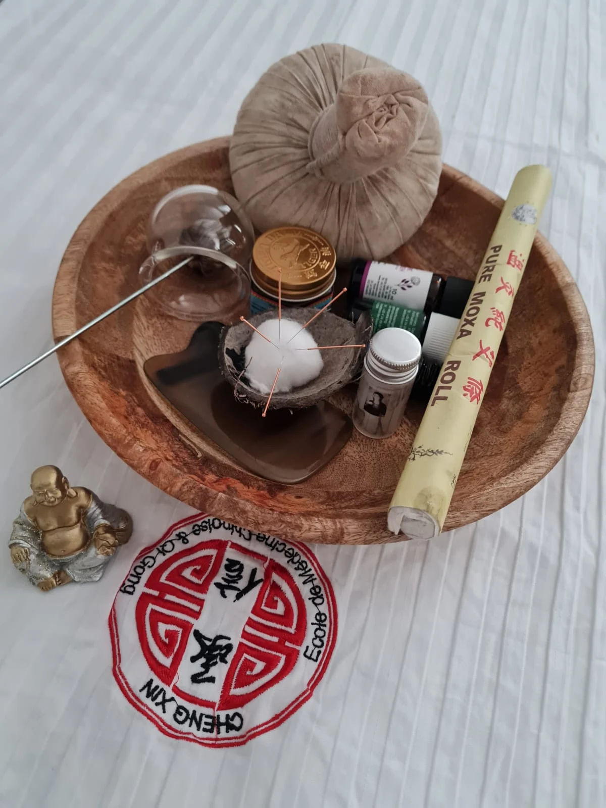 Accessoires traditionnels de médecine chinoise sur un plateau en bois.
